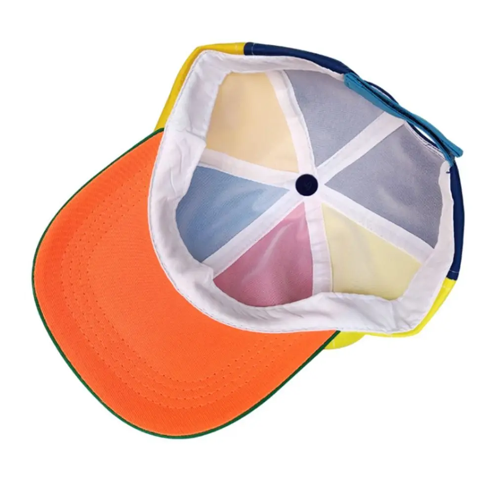 Detalle de la libélula bordada en la gorra