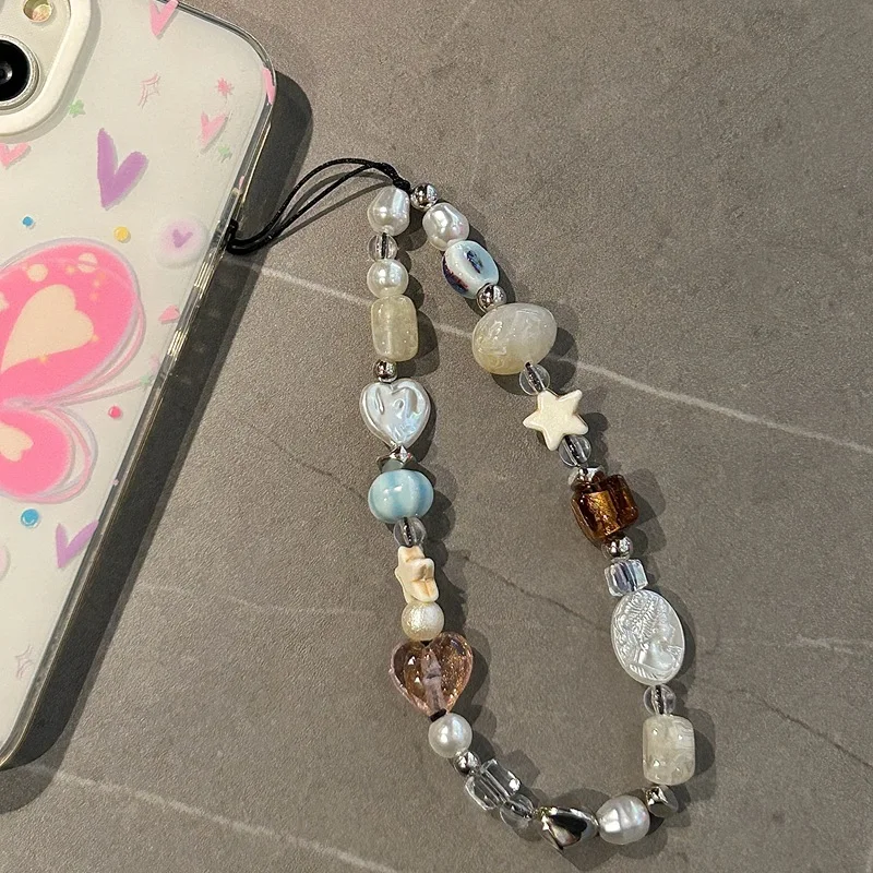 Cadena para móvil con perlas y charm antiestravío