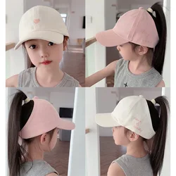 Gorra de béisbol para niñas con corazón y visera transpirable