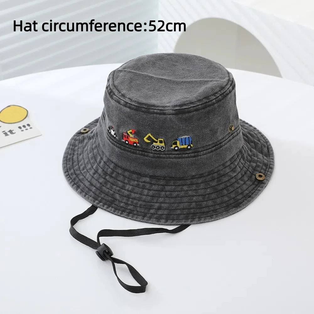 Vista frontal de sombrero infantil con bordado de vehículos