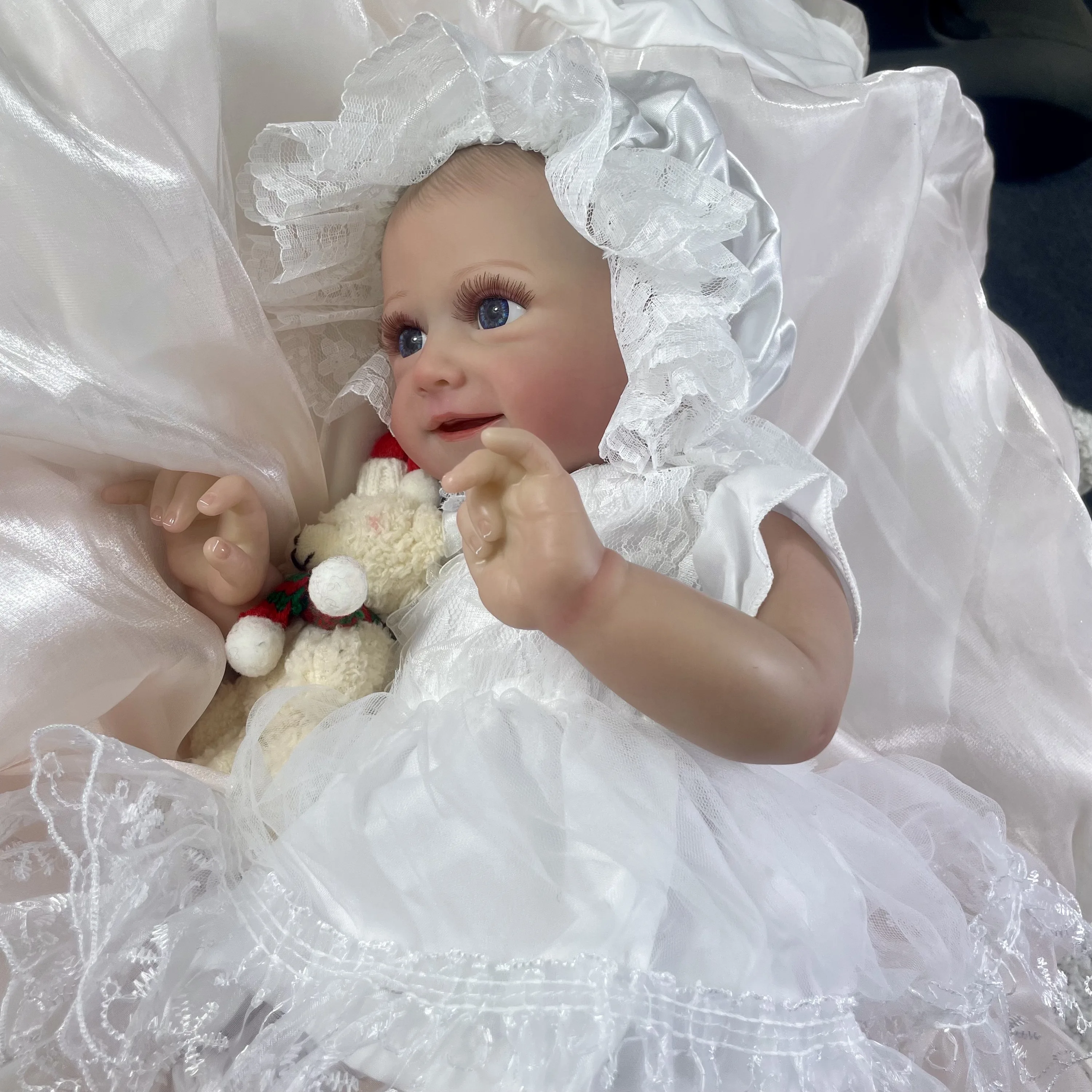 Muñeca reborn Petya con cuerpo de silicona y piel pintada - imagen 3
