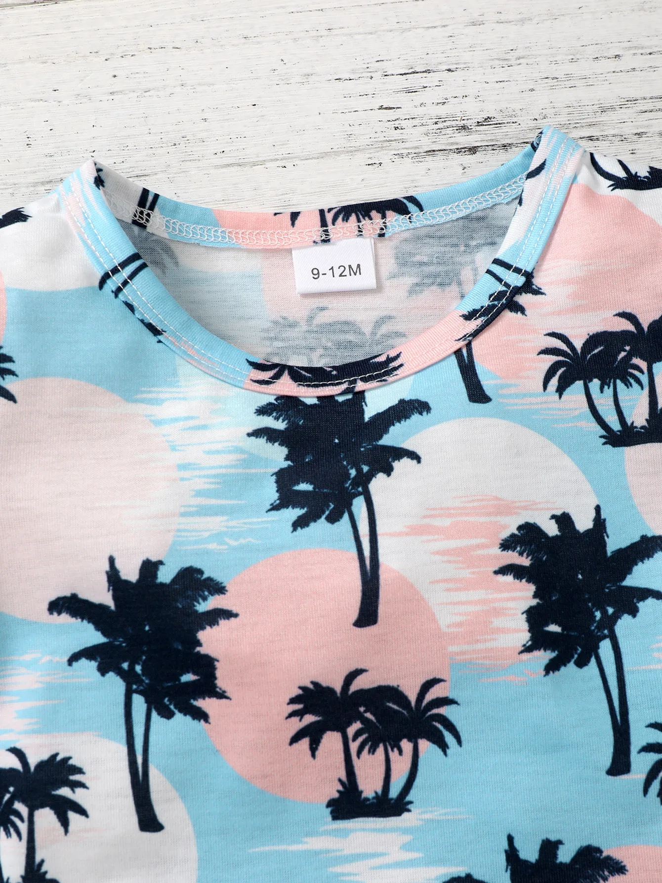 Conjunto bebé verano con estampado de palmeras y pantalón corto - imagen 3