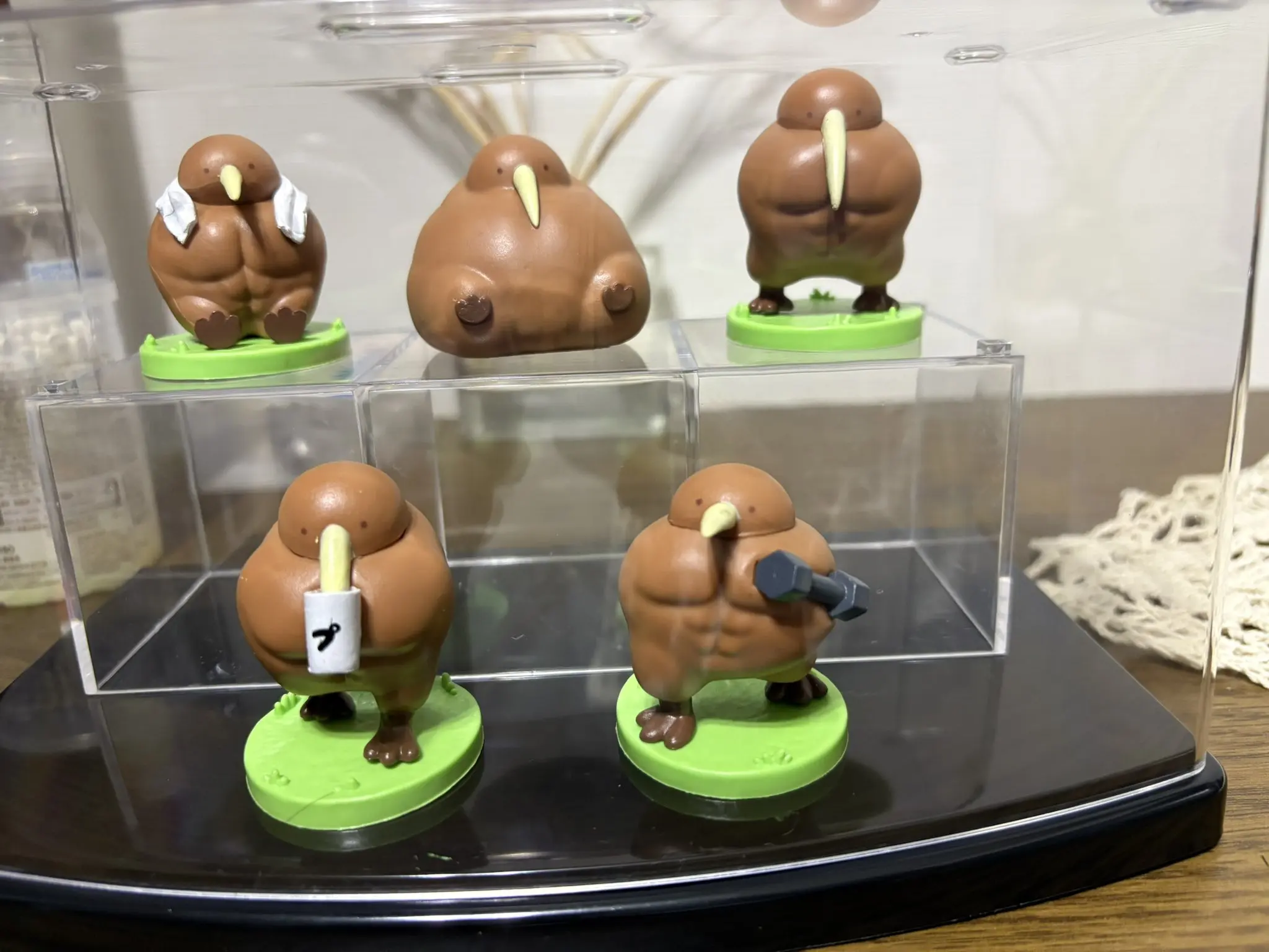 Figura de kiwi muscular en su pedestal