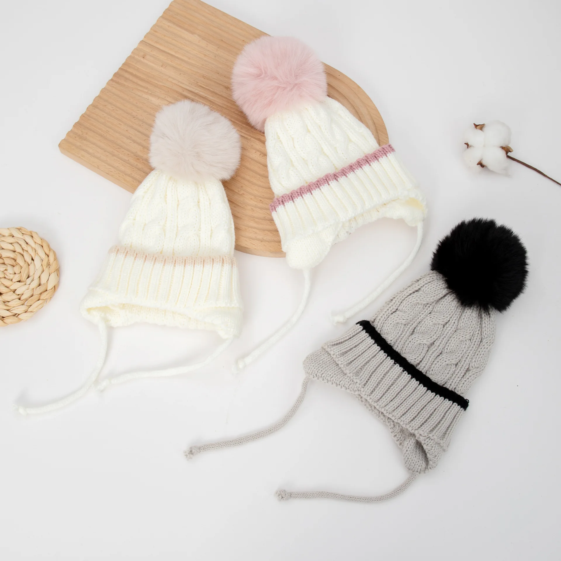 Gorro de punto acrílico con orejeras y pompón para niño