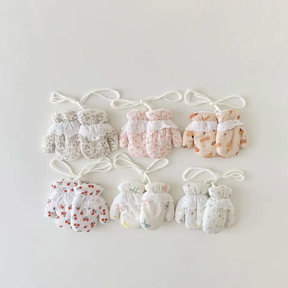 Manoplas de invierno para bebé con diseño floral