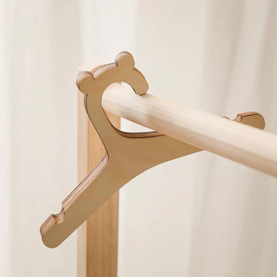 Perchas en madera creativas para la ropa de bebé y decoración infantil - imagen 4