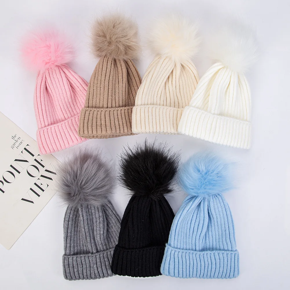 Gorro de punto con pompón y orejeras térmicas