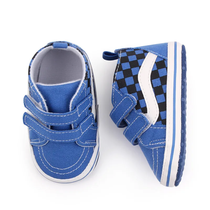 Zapatillas puestas en un bebé gateando