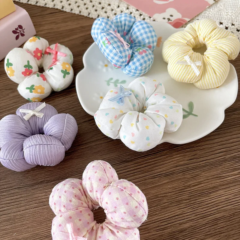Accesorio floral para el pelo en diseño de flor 3D