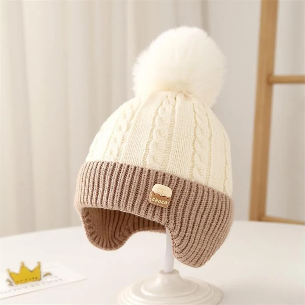 Gorro de punto cálido con pompón y protección para oídos - imagen 3