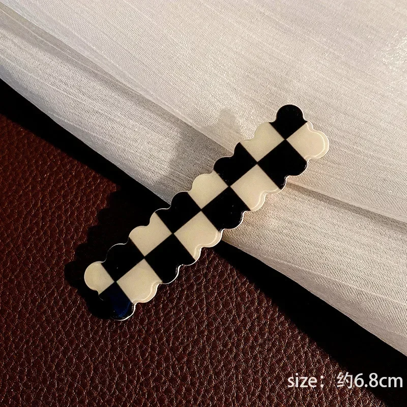 Clips para el pelo con patrón ajedrezado negro y blanco, sin marcas - imagen 3