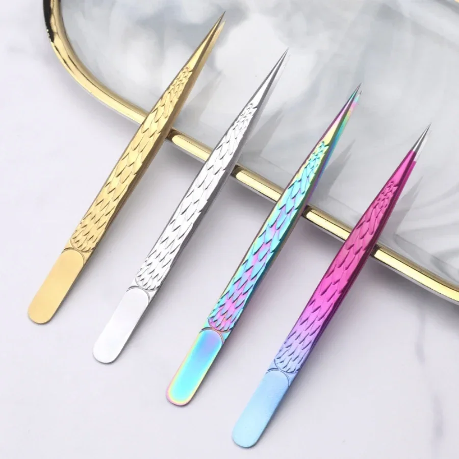 Detalle de pinza de precisión para cejas y vello encarnado