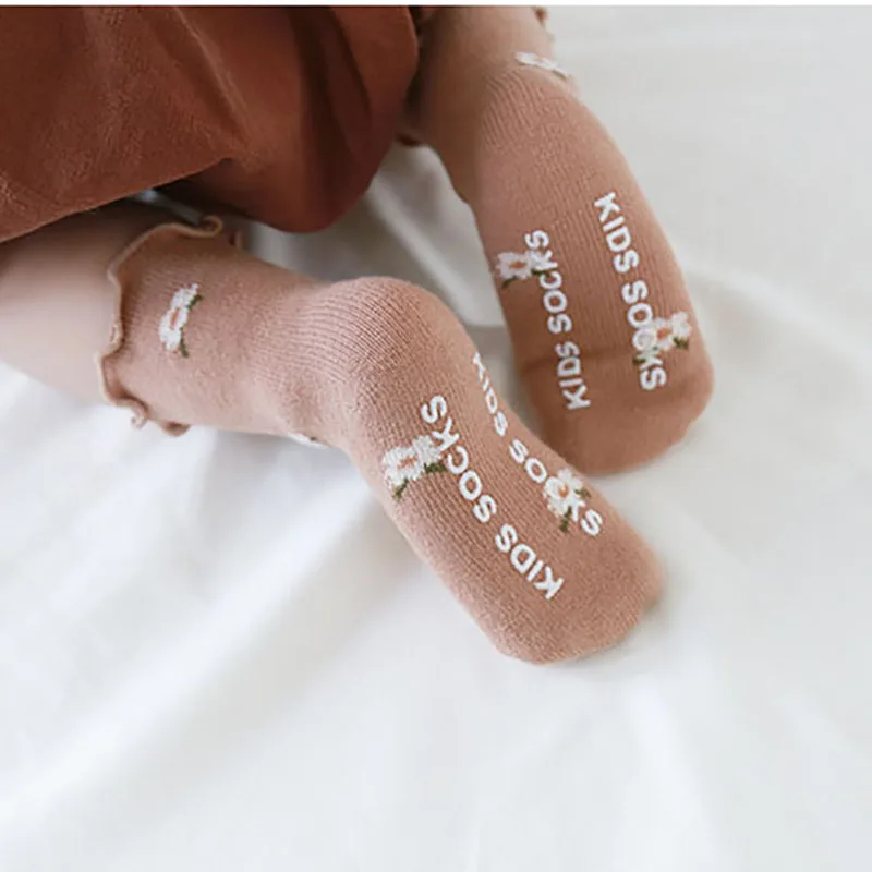 Calcetines antideslizantes altos para bebé con flores de verano - imagen 5