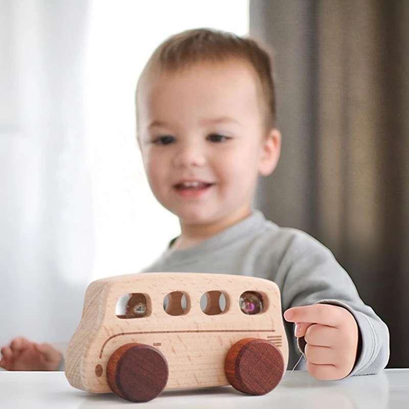 Autobús de madera con diseño infantil