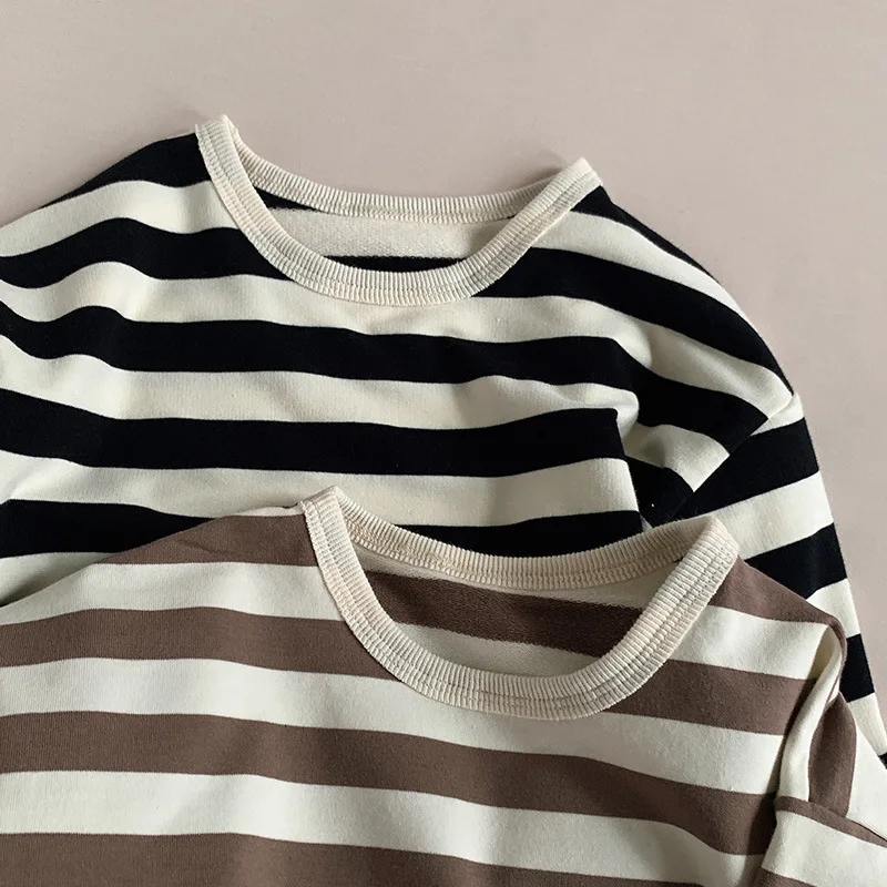 Niña usando la camiseta