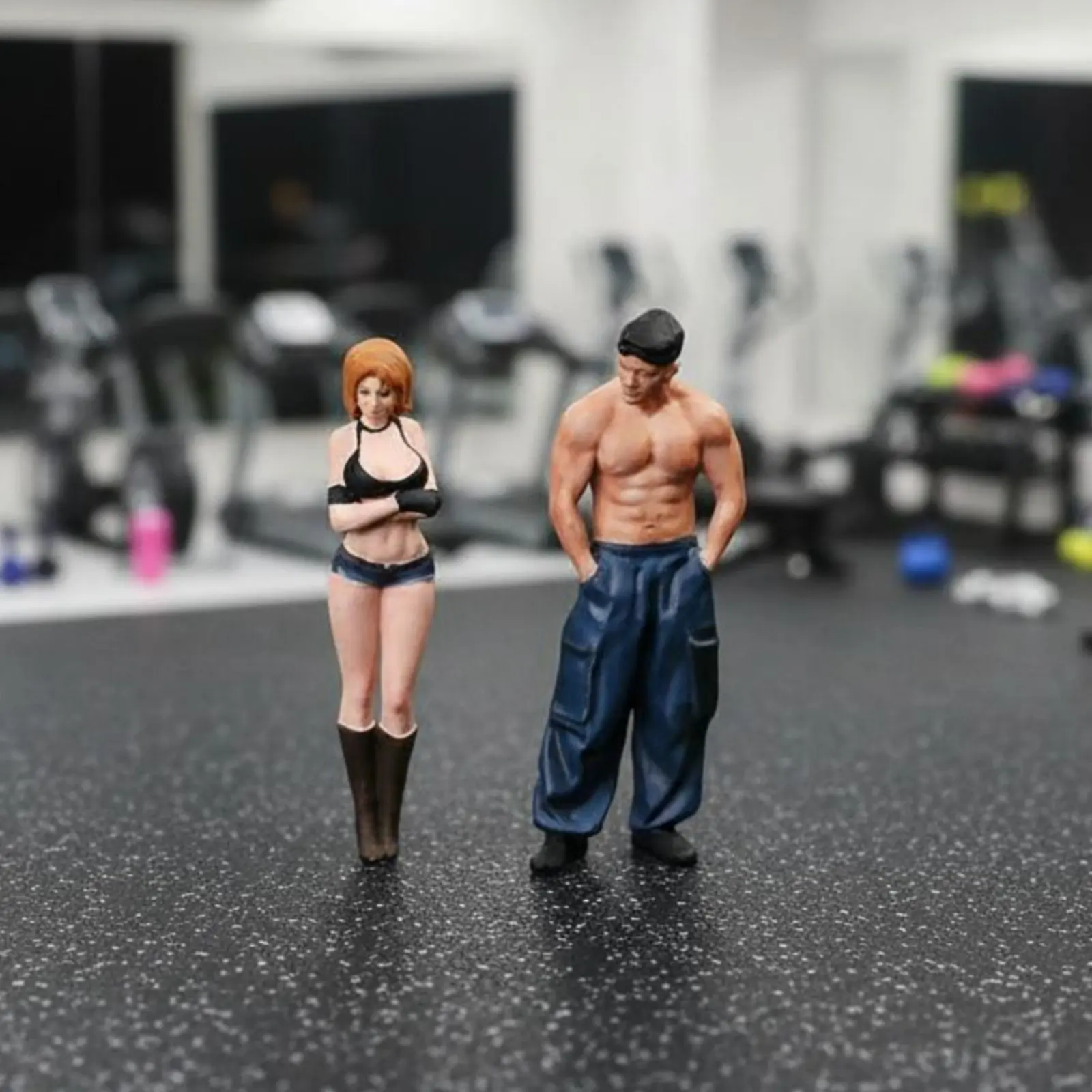 Figuras en miniatura de pareja fitness en resina - imagen 3