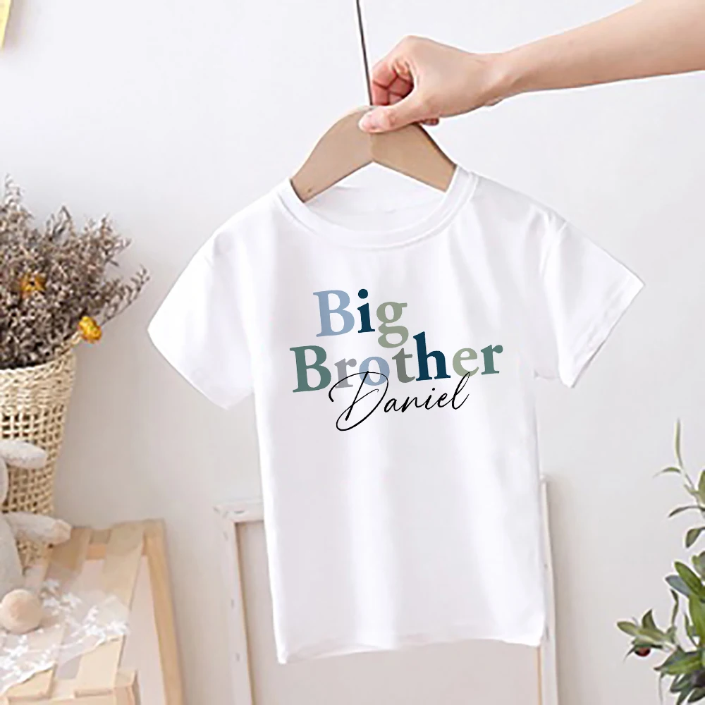 Camiseta hermana pequeña con nombre bordado para niño - imagen 5