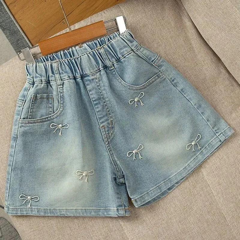 Shorts vaqueros de niña con bordado y lazo – estilo moderno - imagen 4