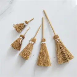Escoba miniatura roja para casa de muñecas y dioramas