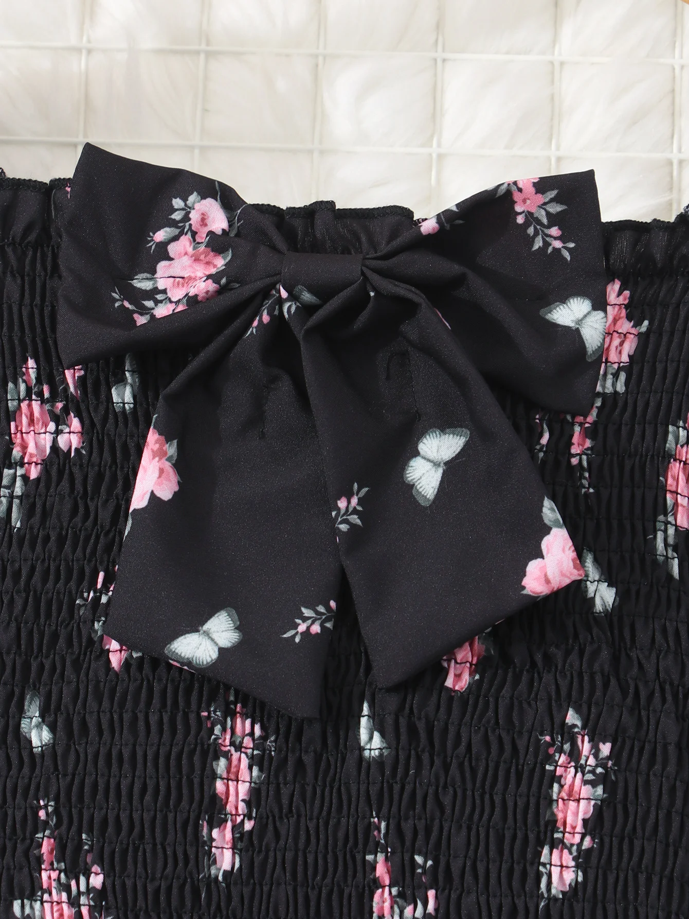 Vestido visto de espalda con detalle de espalda descubierta