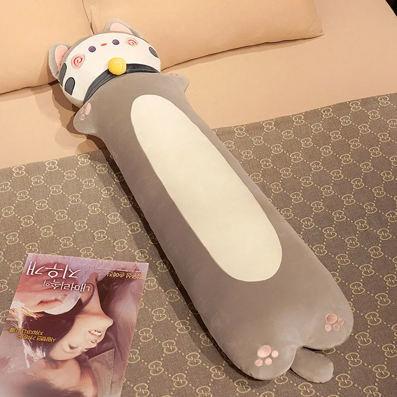 Niña abrazando la almohada de peluche de gato