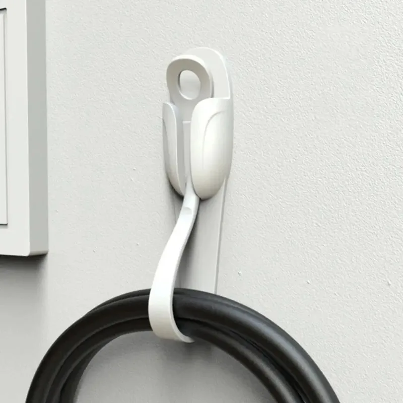 Clip con varios cables organizados