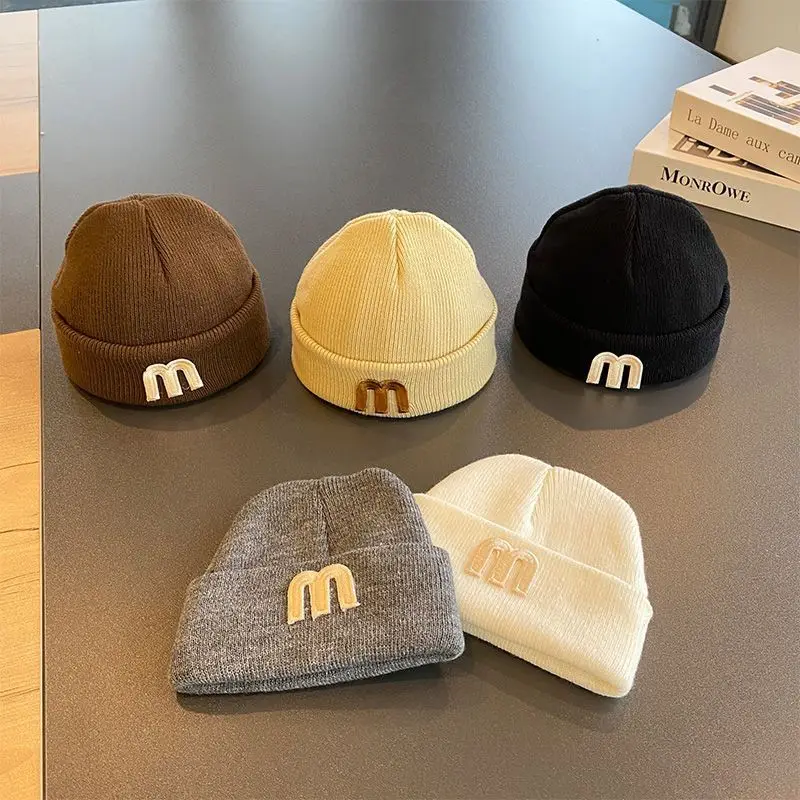 Gorro de letras estilo coreano