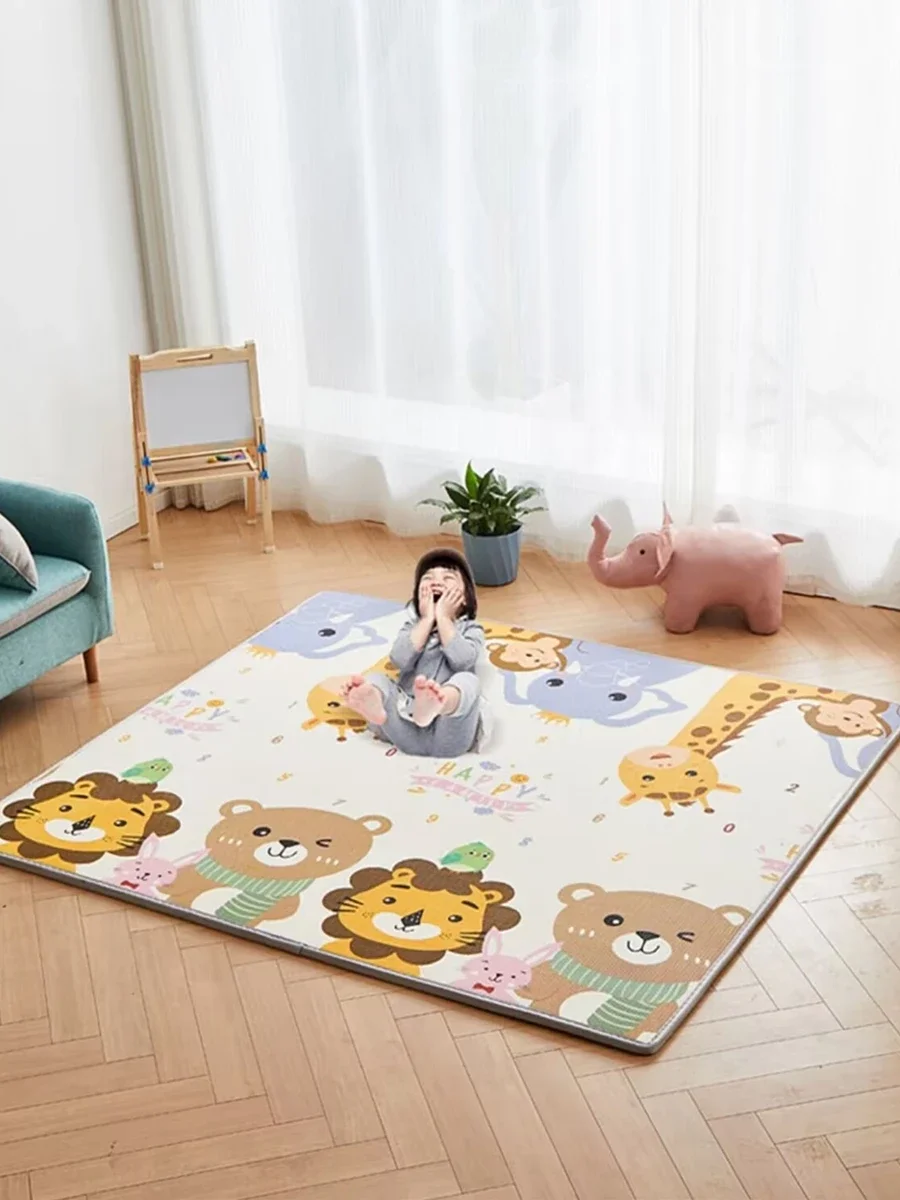 Bebé jugando sobre la alfombra de actividades
