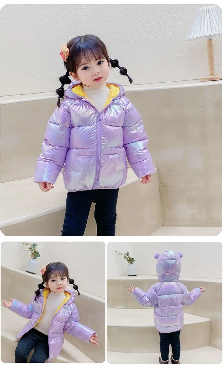 Niña con chaqueta de plumón en exterior