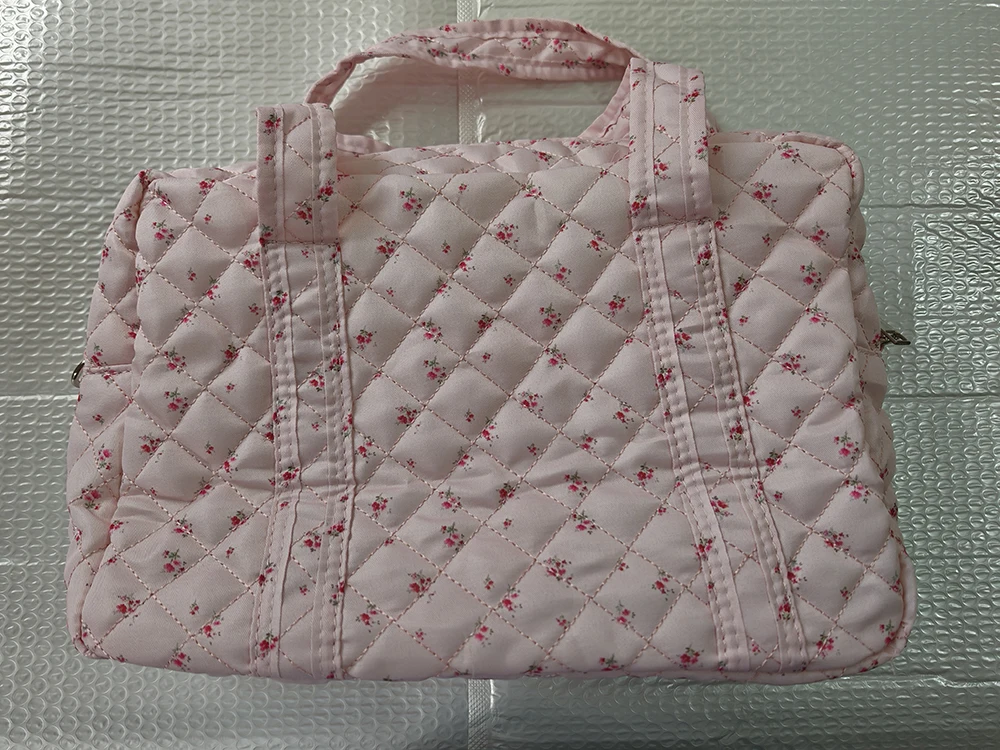Detalle del tejido acolchado floral de la bolsa