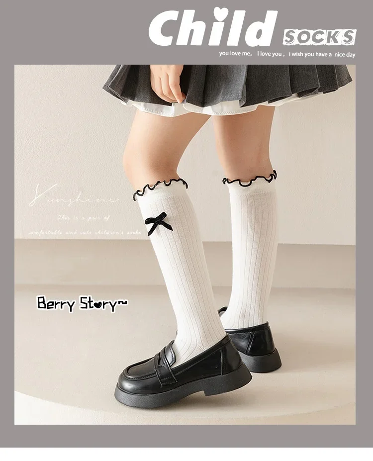 Calcetines blancos con volantes y lazo