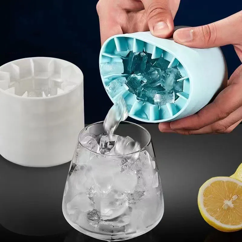 Molde de silicona en uso vertiendo cubitos de hielo
