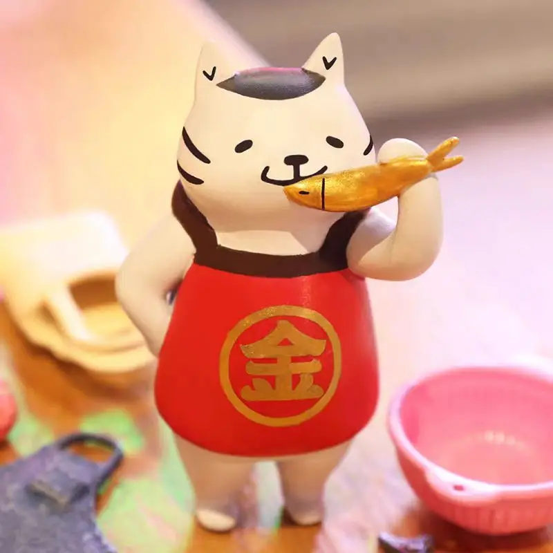 Figura Ms Cat en un entorno decorativo