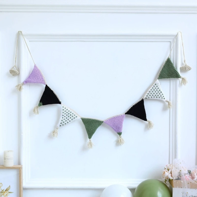 Banderines de ganchillo nórdico extendidos en pared clara