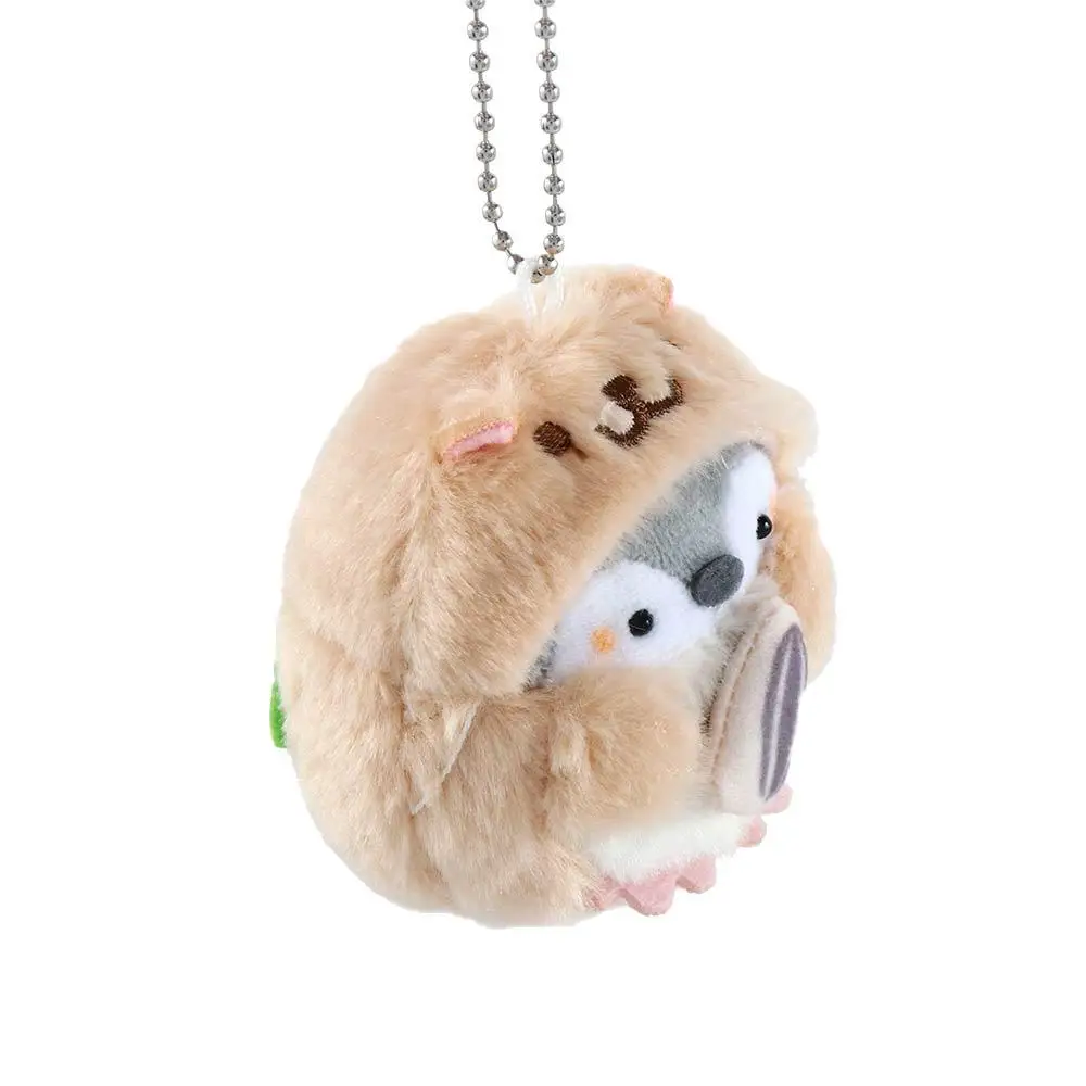 Vista trasera del peluche mostrando acabado