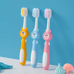 Cepillo de dientes infantil de cerdas suaves con divertidos dibujos