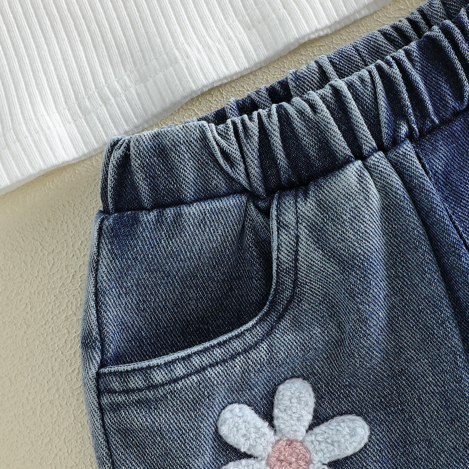 Conjunto de verano niña con volantes sin mangas y cortos vaqueros bordados - imagen 4
