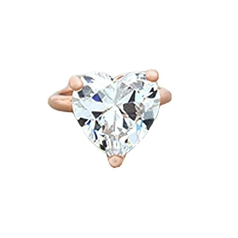 Anillo corazón plata sobre bebé durmiendo