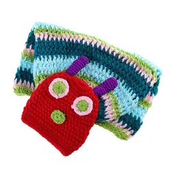 Conjunto de bebé en ganchillo hecho a mano con gorro oruga elástico