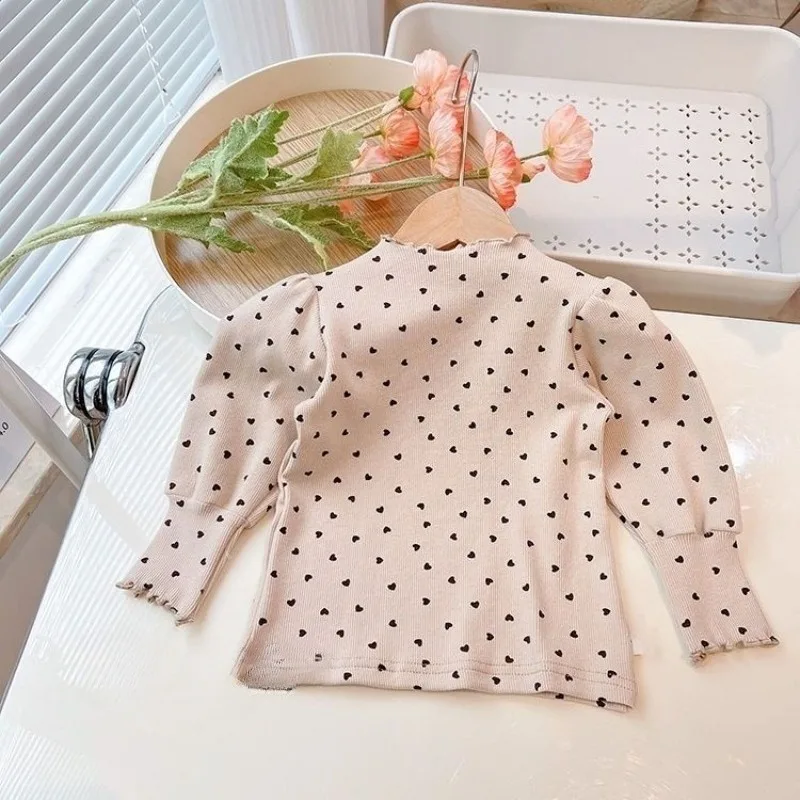 Niña usando la camiseta en primavera
