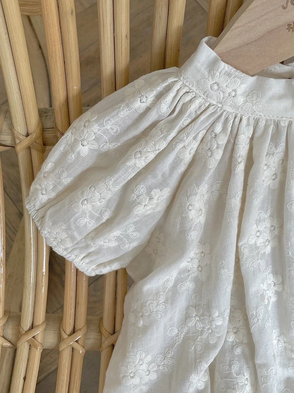 Mono de bebé en algodón beige con encaje, manga corta, recién nacida - imagen 2