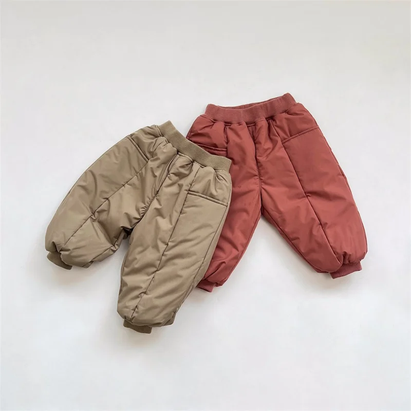 Pantalones acolchados para niños en tonos suaves