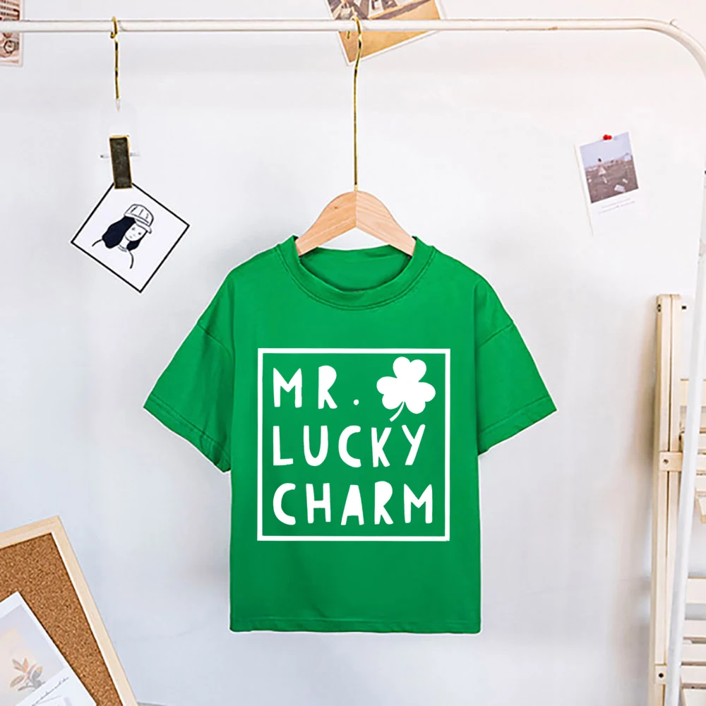 Detalle del estampado de trébol en la camiseta infantil
