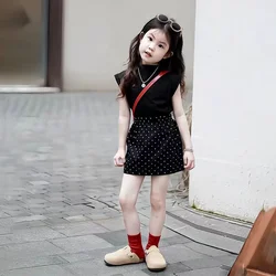 Conjunto niña de camiseta negra y falda de lunares con vuelo