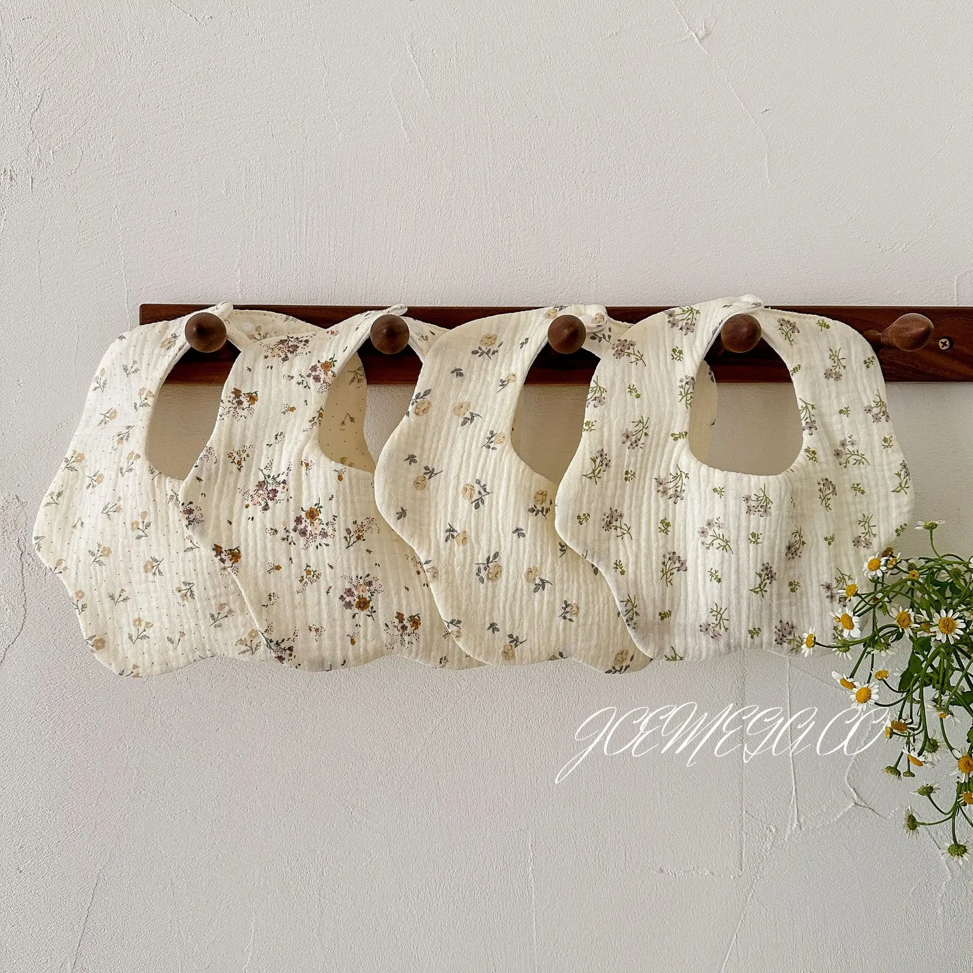 Baberos de algodón con estampado tierno