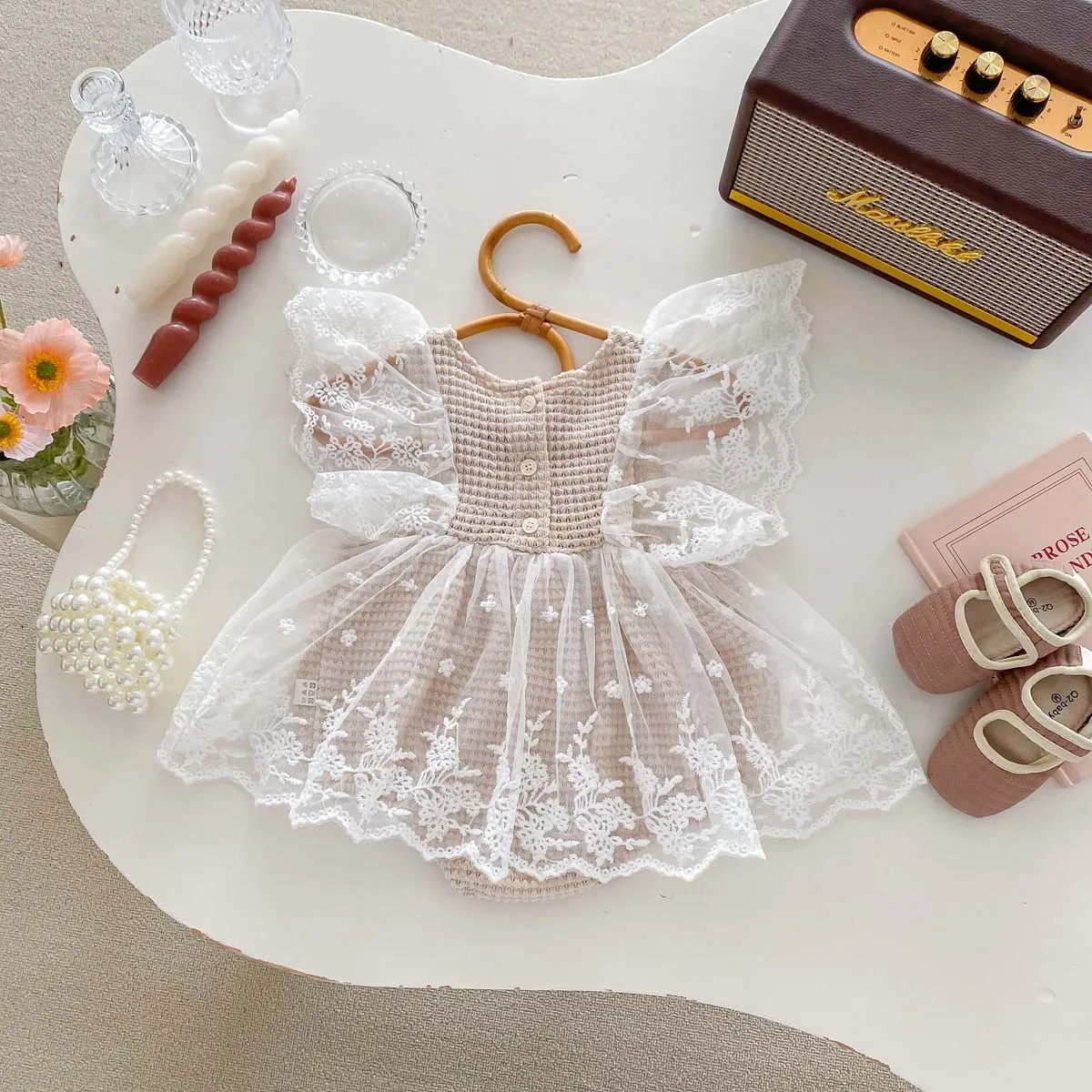 Baby vestida con el body de encaje para sesión fotográfica