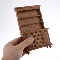 Gabinete de madera en miniatura con puertas, cajones y vitrina