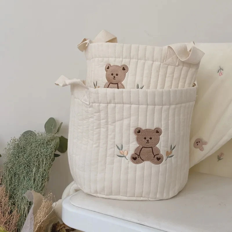Bolsa de pañales con bordado de oso – Cómoda y estilosa