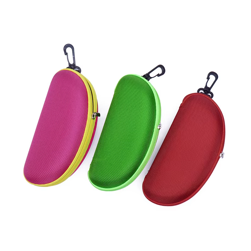 Mosquetón resistente para colgar el estuche de gafas en mochilas o bolsos