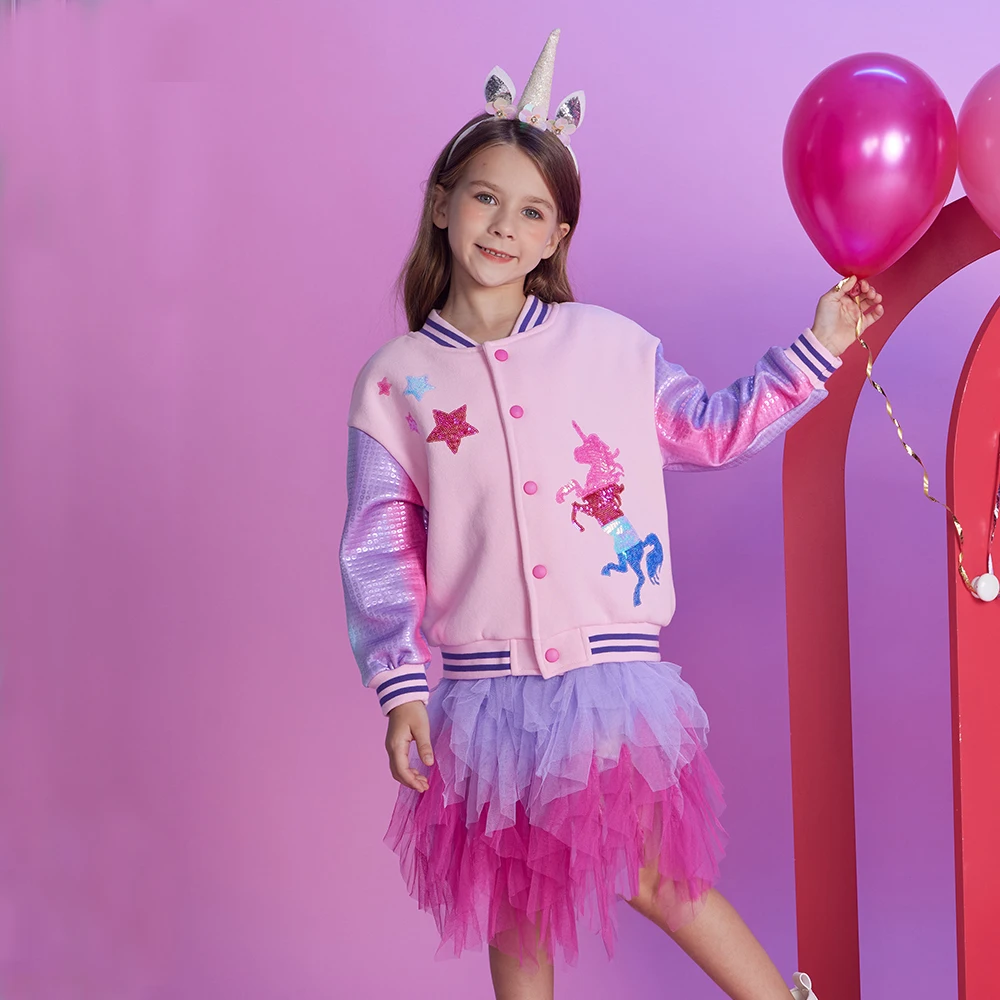 Detalle de lentejuelas y estampado de unicornio